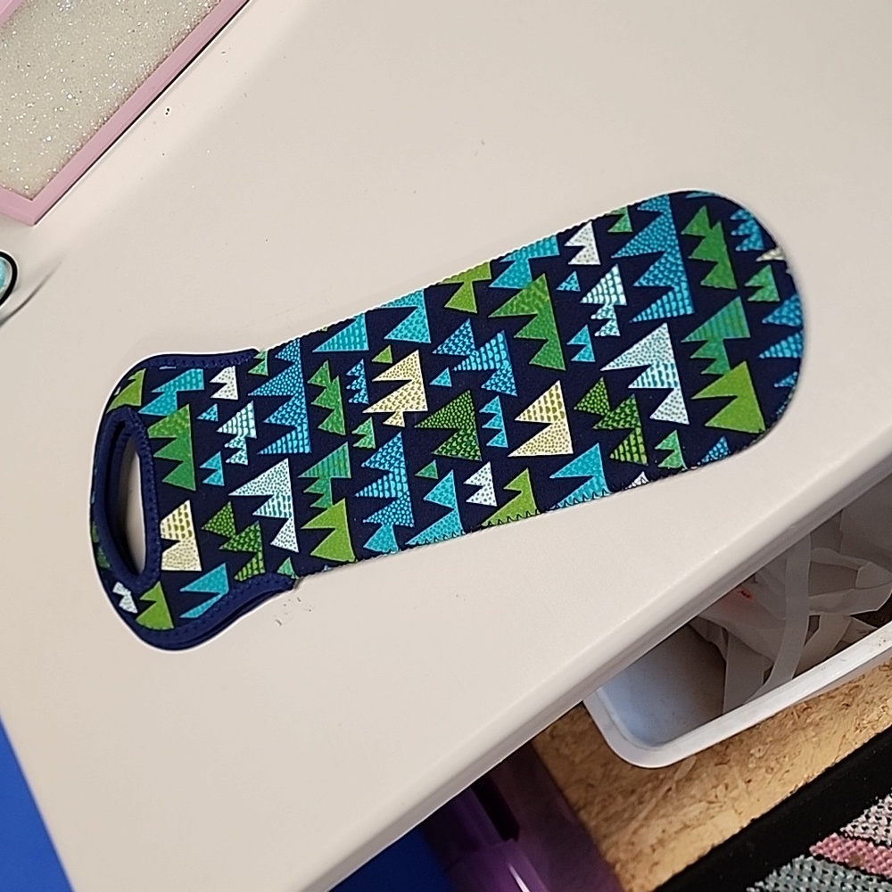 Built wine bottle tote